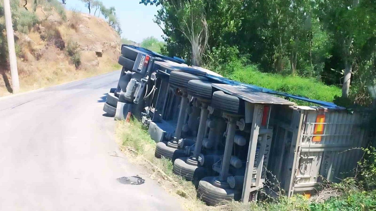 Söke’de tır şarampole devrildi