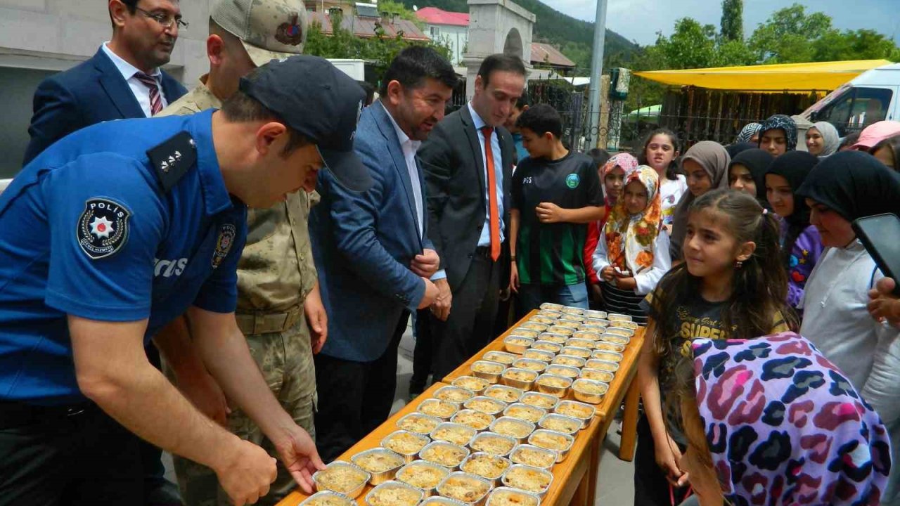 Posof Müftülüğünden aşure ikramı