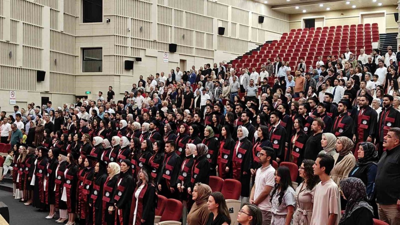 ERÜ Eczacılık Fakültesi 16. dönem mezunlarını verdi