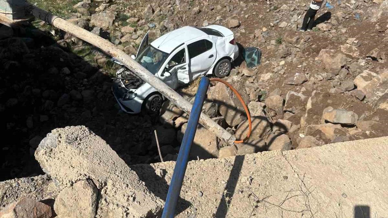 Diyarbakır’da otomobil köprüden düştü: 1 yaralı