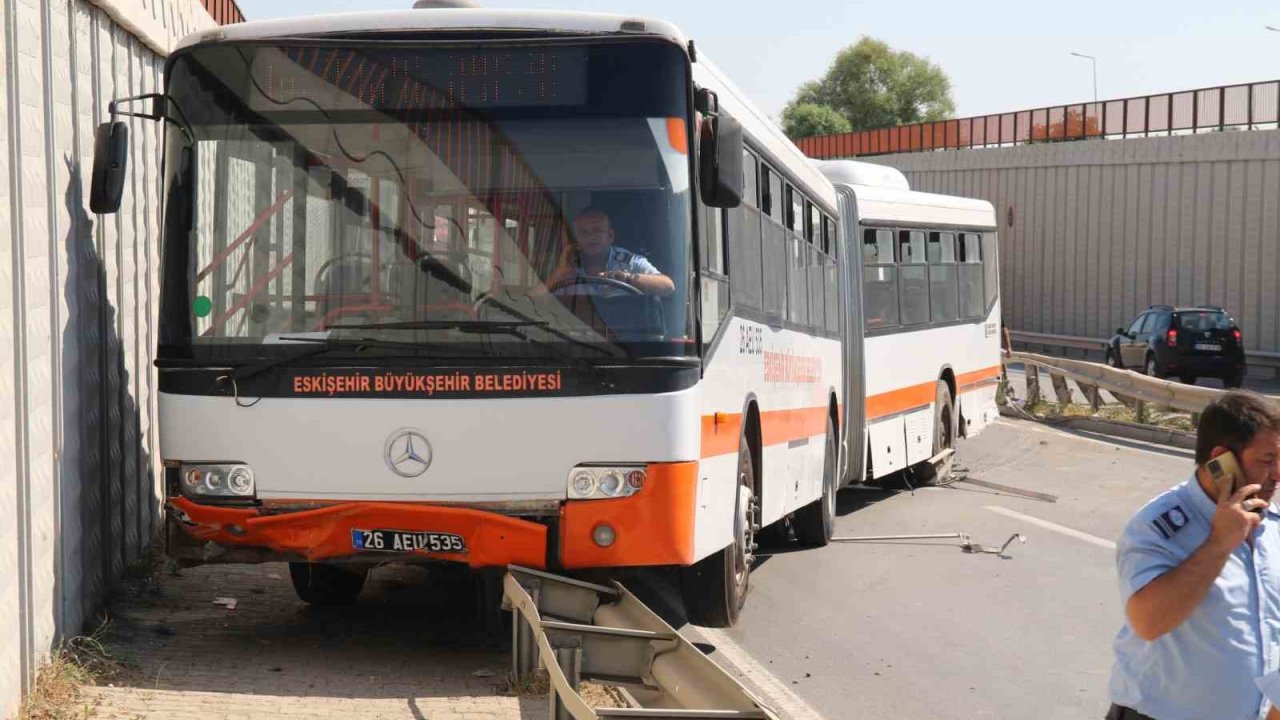 Üniversiteye giden belediye otobüsü bariyerlere çıktı, facia kıl payı ile atlatıldı