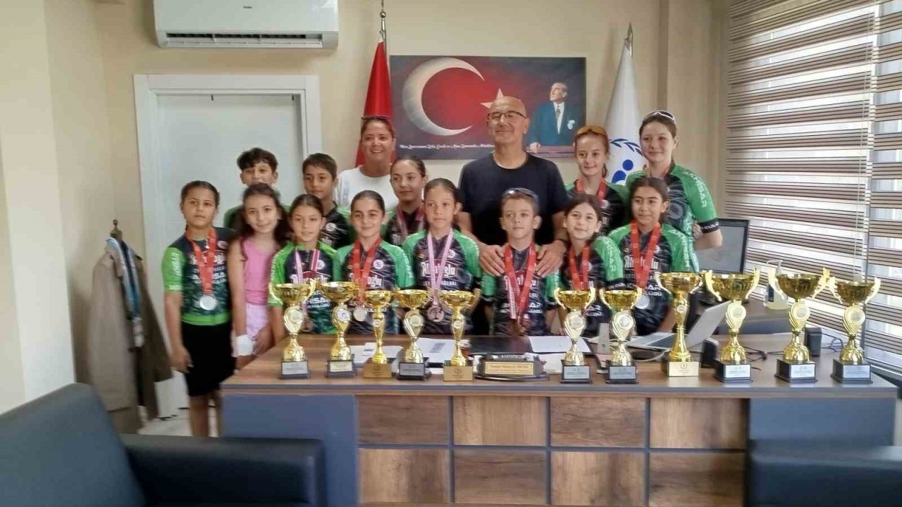 Başarılı bisikletçilerden ilçe müdürüne ziyaret