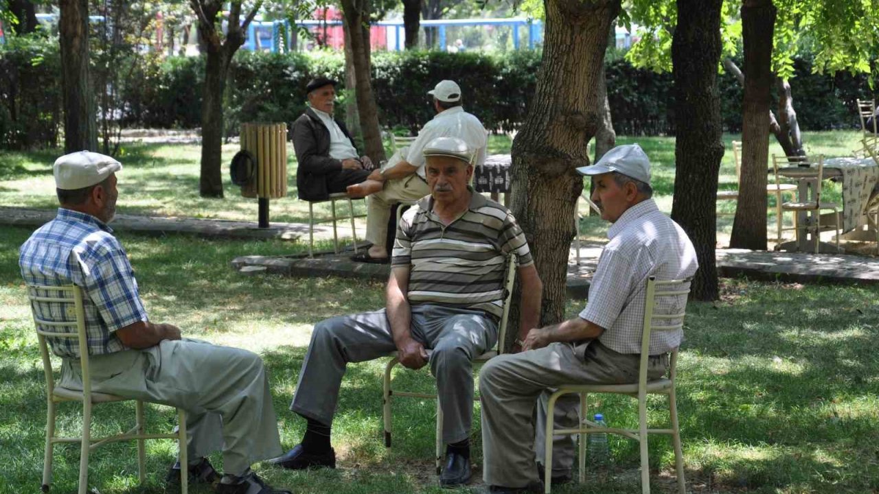 Sıcak havalarda susuzluk hissi olmasa bile her gün en az 2-2,5 litre sıvı tüketilmeli