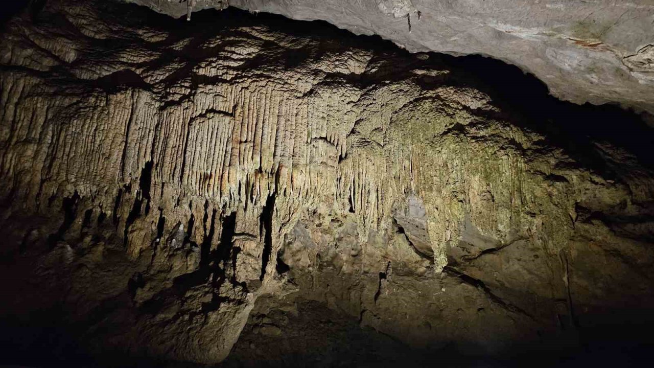 Sıcaktan bunalanlar Gökgöl Mağarası’na akın ediyor