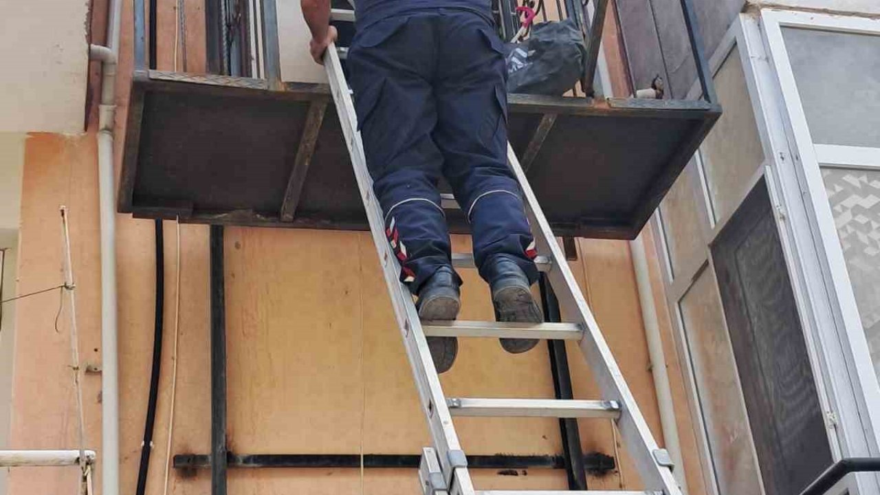 Binanın dışındaki asansörde mahsur kalan anne ve çocuğu itfaiye kurtardı