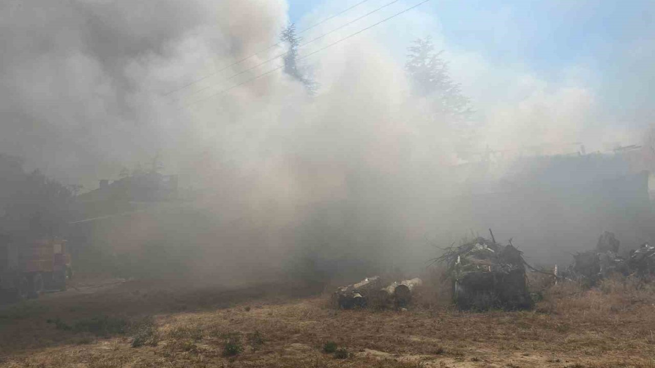 Yerdeki çöpleri yakmak istedi, 2 evi küle döndü