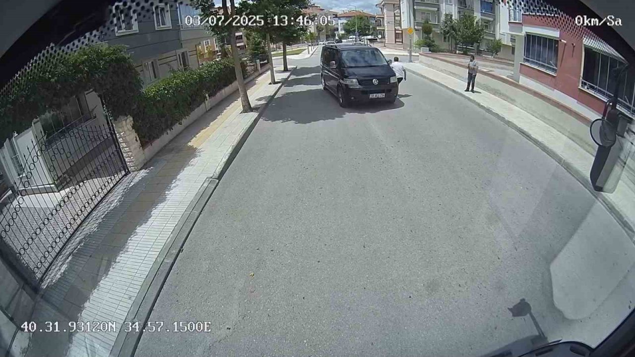 Halk otobüsü şoförünün dikkati kazayı önledi: O anlar kamerada