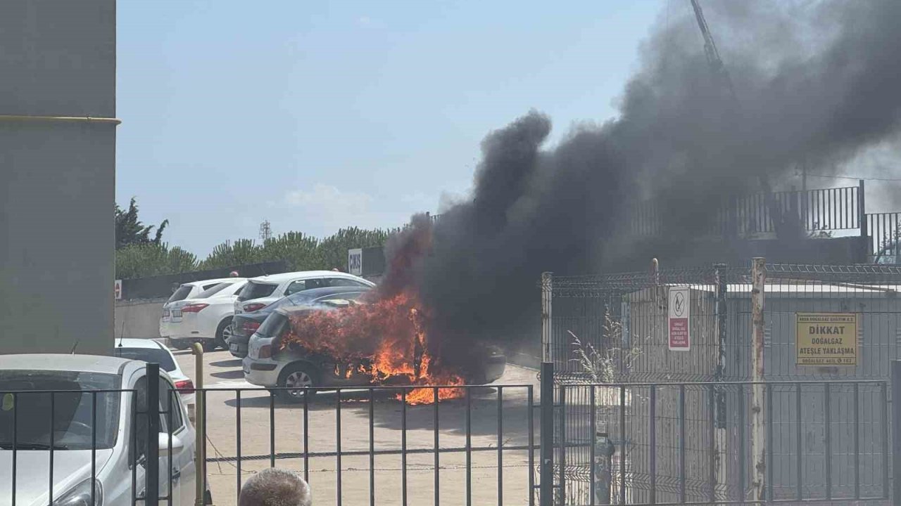 Bandırma’da hastane otoparkında araç yangını