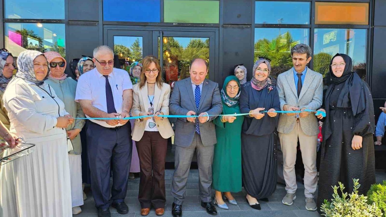 İğne oyası kültürünü devam ettiriyorlar