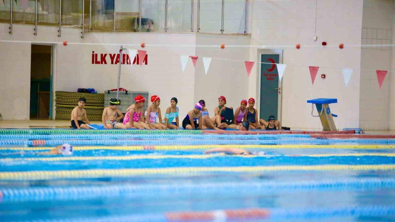 Kepez Belediyesi, 7’den 70’e yüzme eğitimi veriyor
