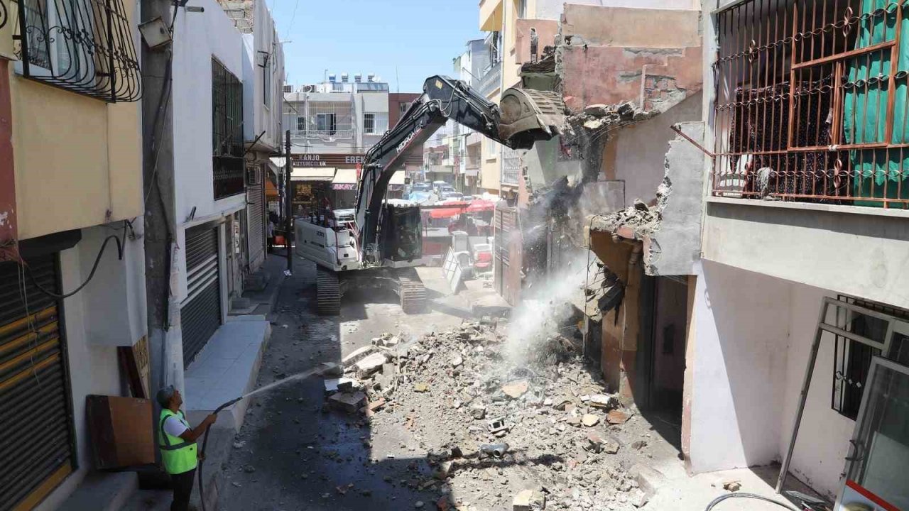 Akdeniz’de metruk yapılar tek tek yıkılıyor
