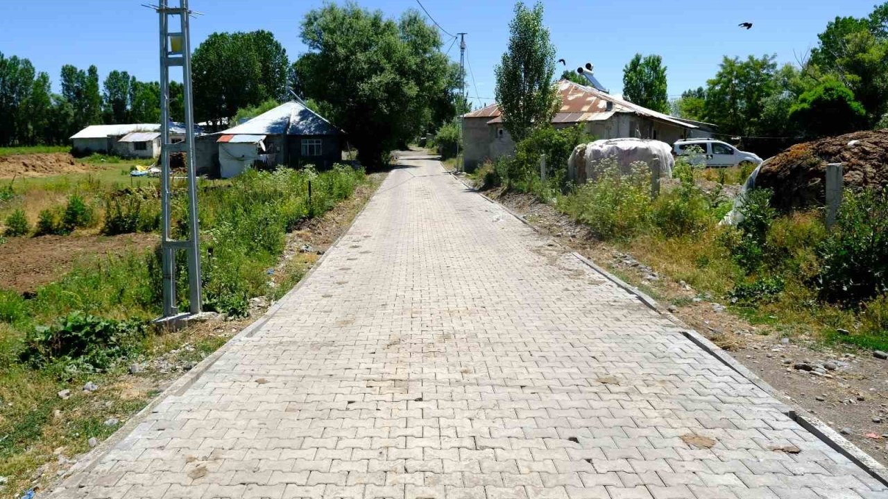 Ağrı’nın Eliaçık köyünde 7 bin metrekare kilit parke çalışması tamamlandı
