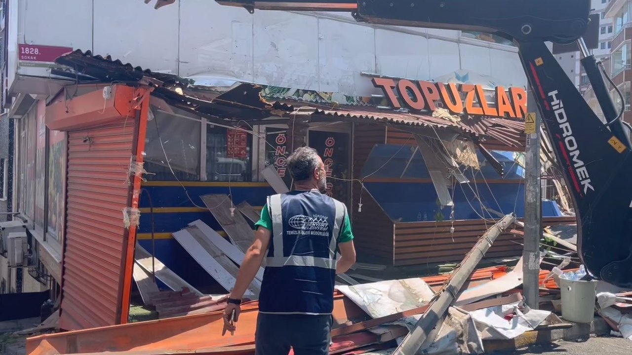 Esenyurt’ta bıçaklı kavgaya neden olan market reyonu yıkıldı