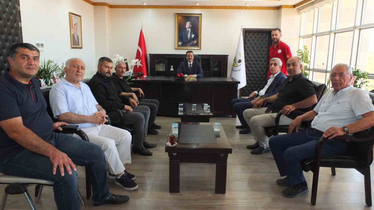 Burhaniye’de Elazığlılar Kaymakam Atilla’yı ziyaret etti