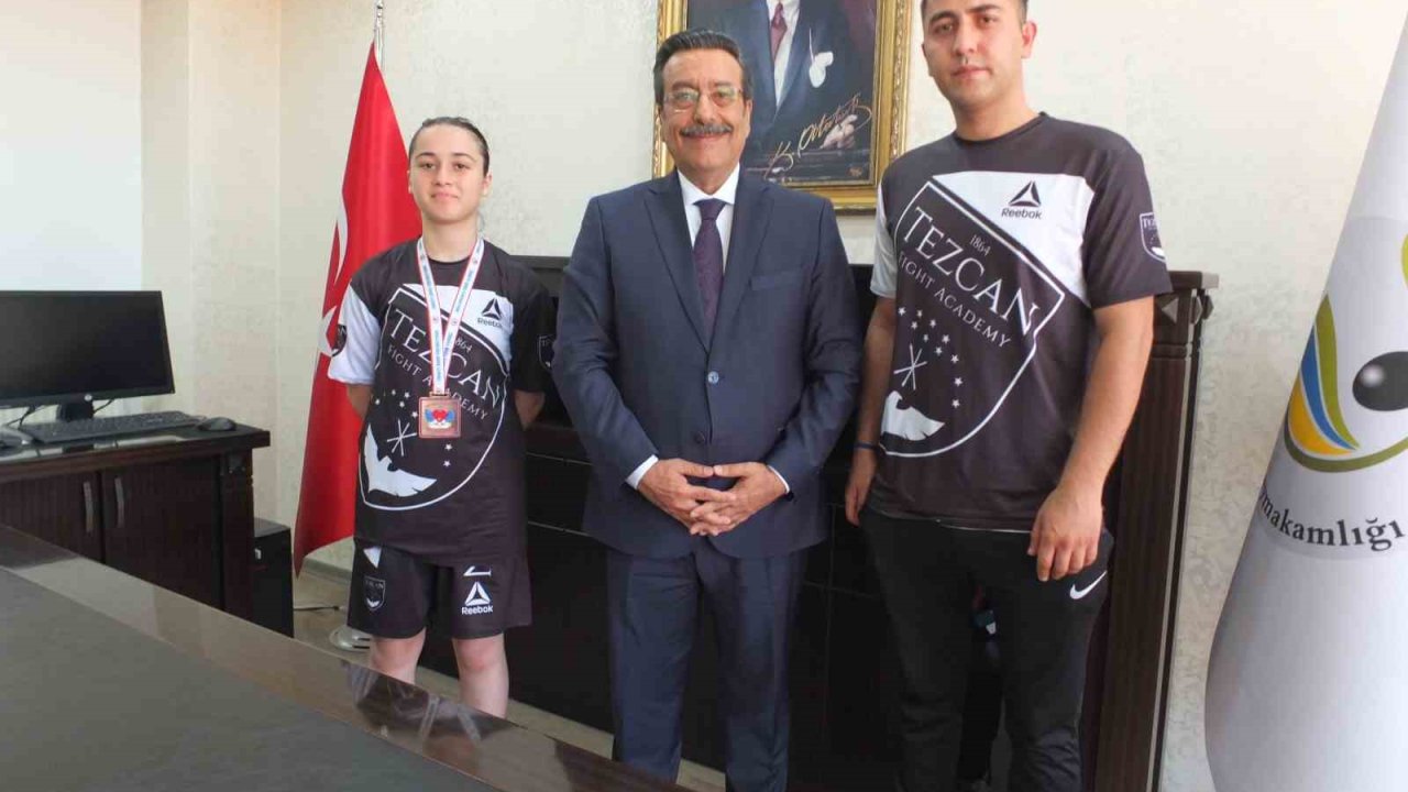 Burhaniye Kaymakamı Atilla,  başarılı sporcuyu ödüllendirdi