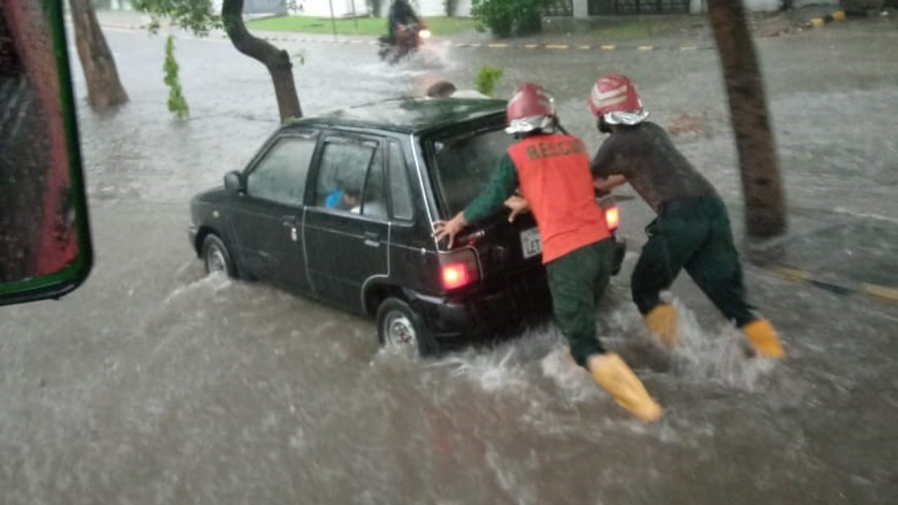 Pakistan’da muson yağmurlarının yol açtığı sellerde can kaybı 87’ye yükseldi