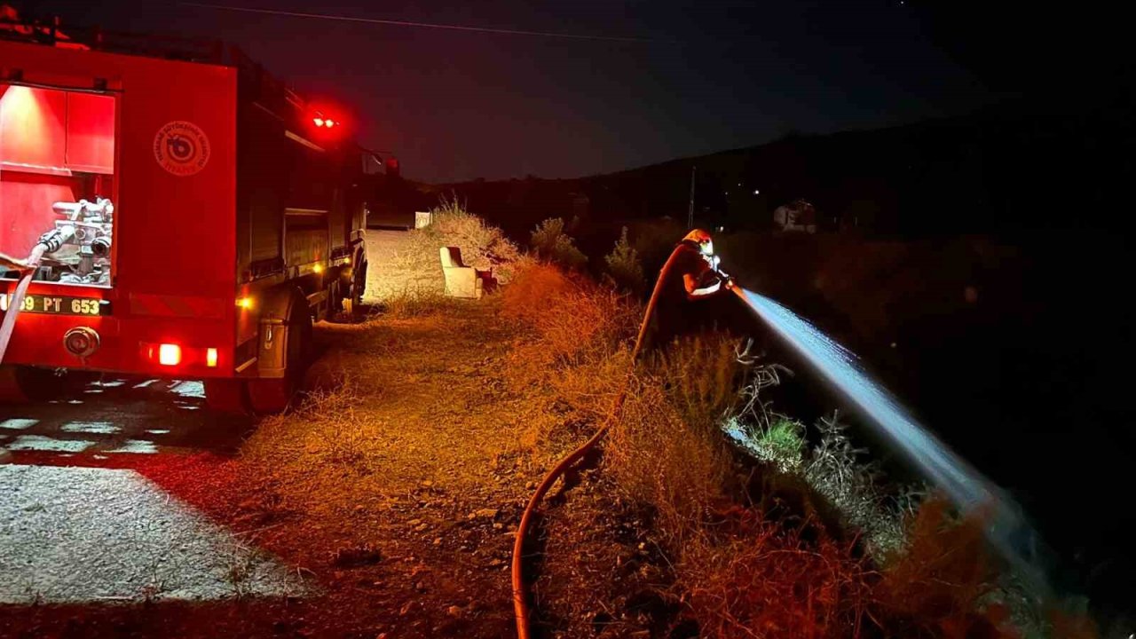 Şarköy’de dere kenarında çıkan yangın yerleşim alanlarına sıçramadan söndürüldü