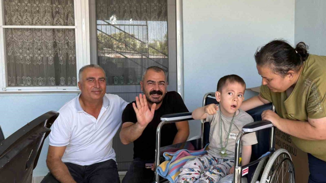 Germencik Belediyesi minik Mustafa’nın tekerlekli sandalyesini teslim etti