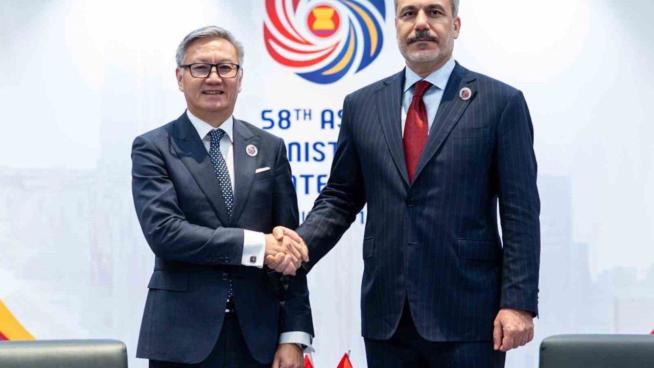 Bakan Fidan Malezya’da Laos Dışişleri Bakanı Phomvihane ile görüştü