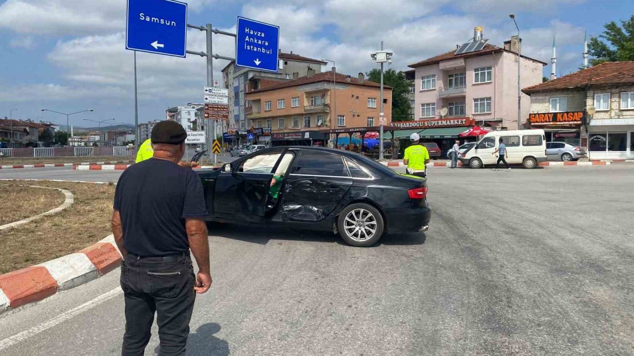 Otomobil ile kamyonet çarpıştı