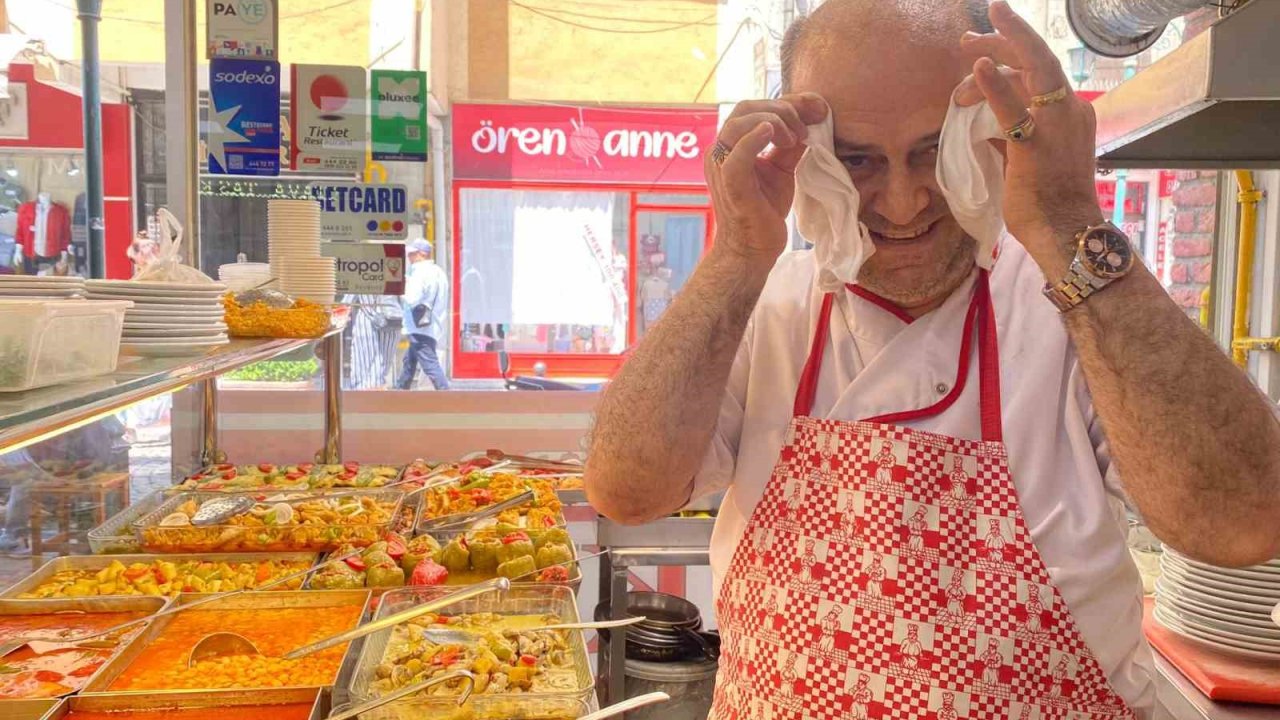 Sıcaktan bunalan aşçı çareyi havluda buldu