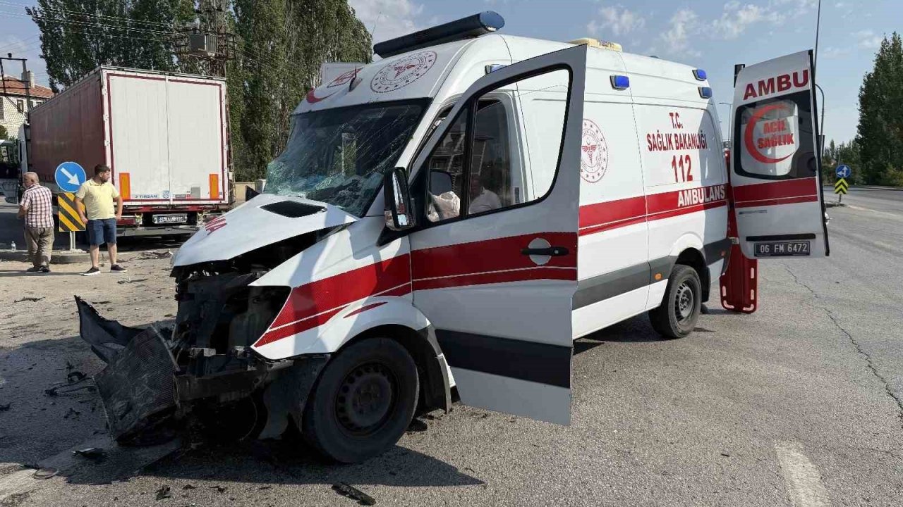 Ankara’da tır ile ambulans çarpıştı: 5 yaralı