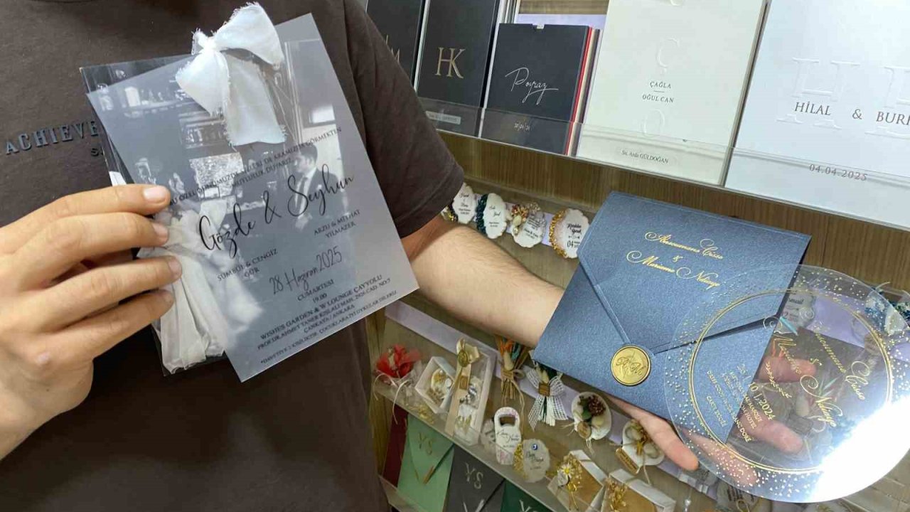 Çiftleri çizgi film karakteri gibi resmederek düğün davetiyesi oluşturuyor