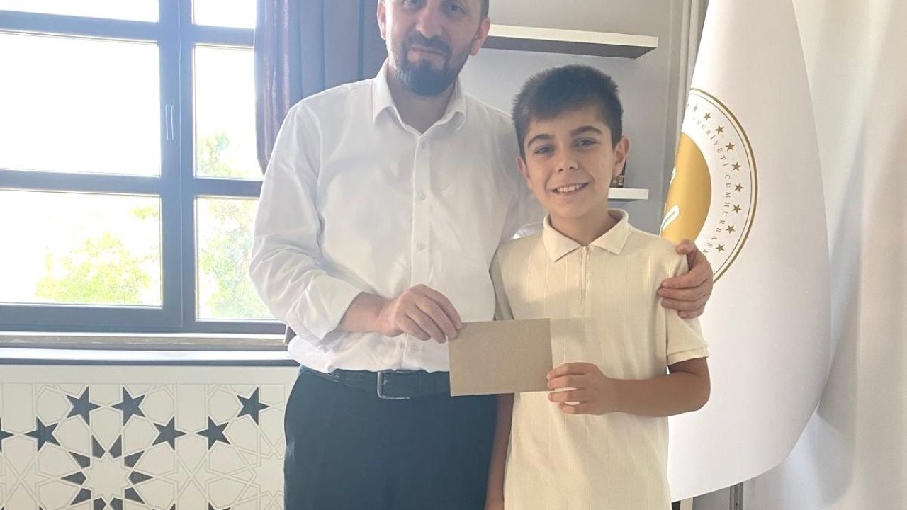 Simav Müftüsü Hasan Serçe, başarılı sporcuyu ödüllendirdi