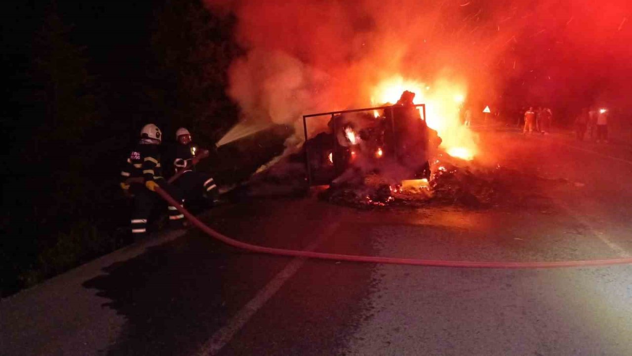 Seyir halindeki traktörün römorkundaki saman balyaları yandı