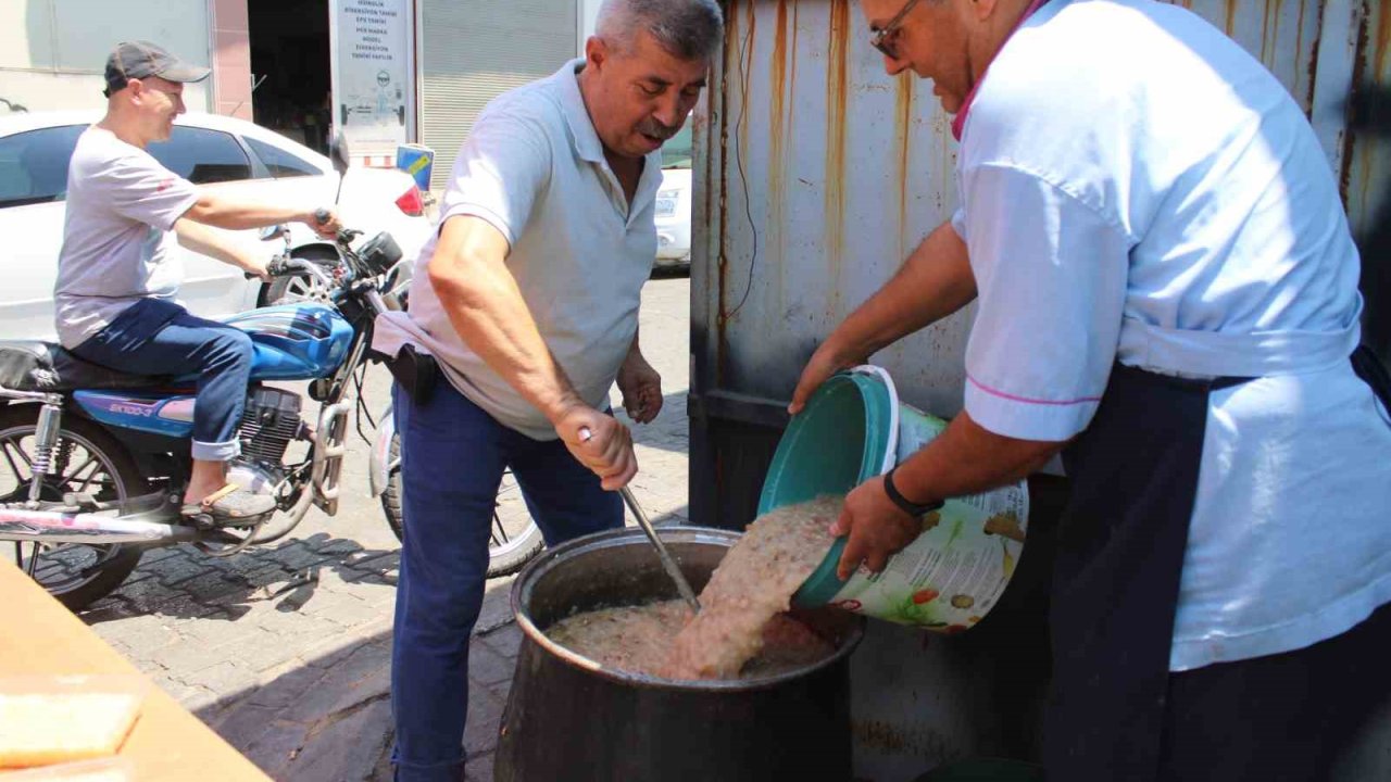 Sanayi esnafı aşure geleneğini devam ettirdi