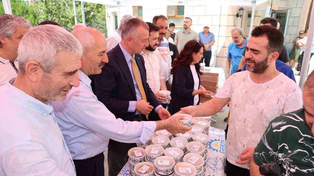 Cuma namazı sonrası aşure dağıtıldı