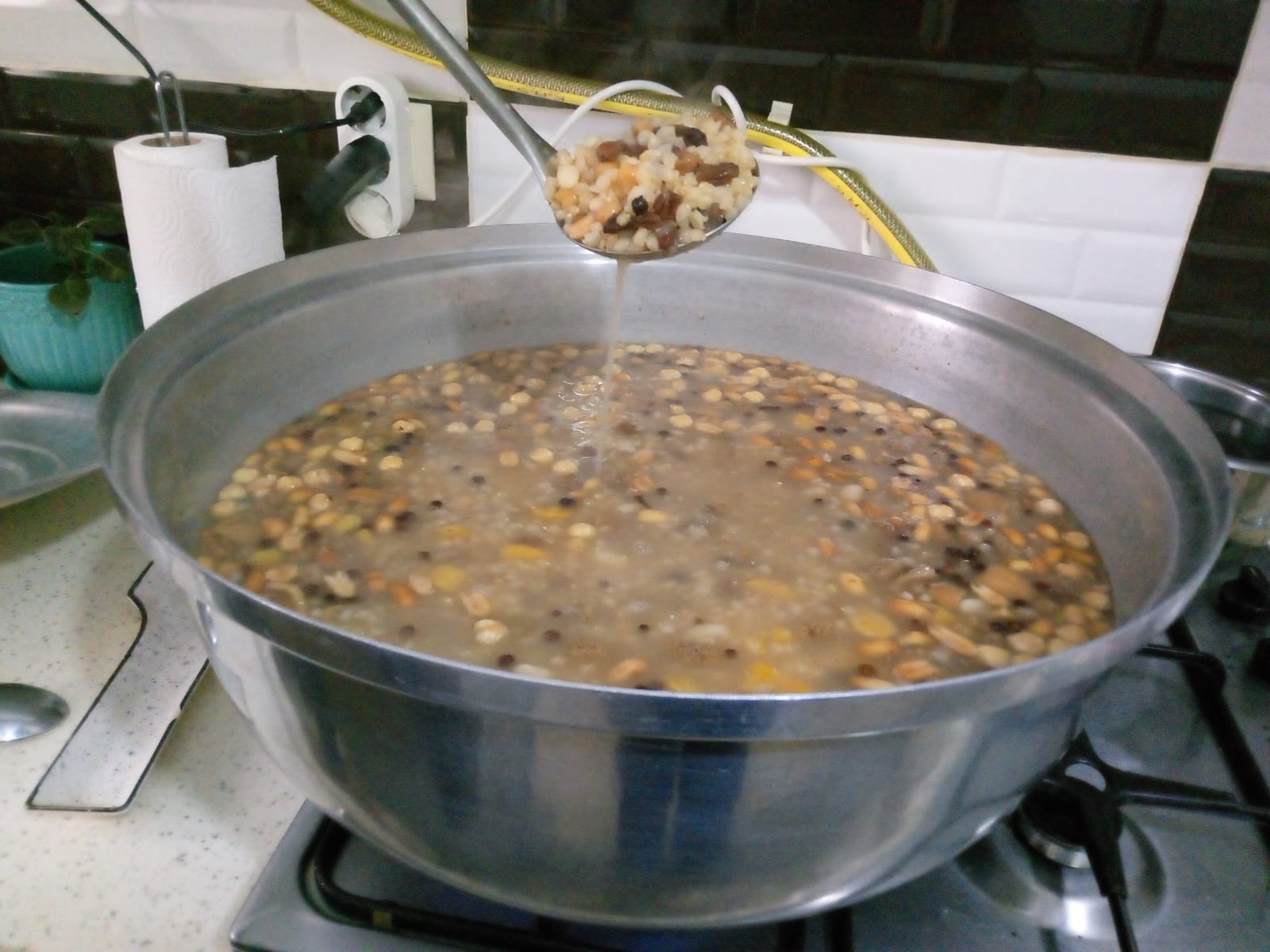 Kars’ta muharrem ayı dolayısıyla aşure kaynatıldı ve dağıtıldı