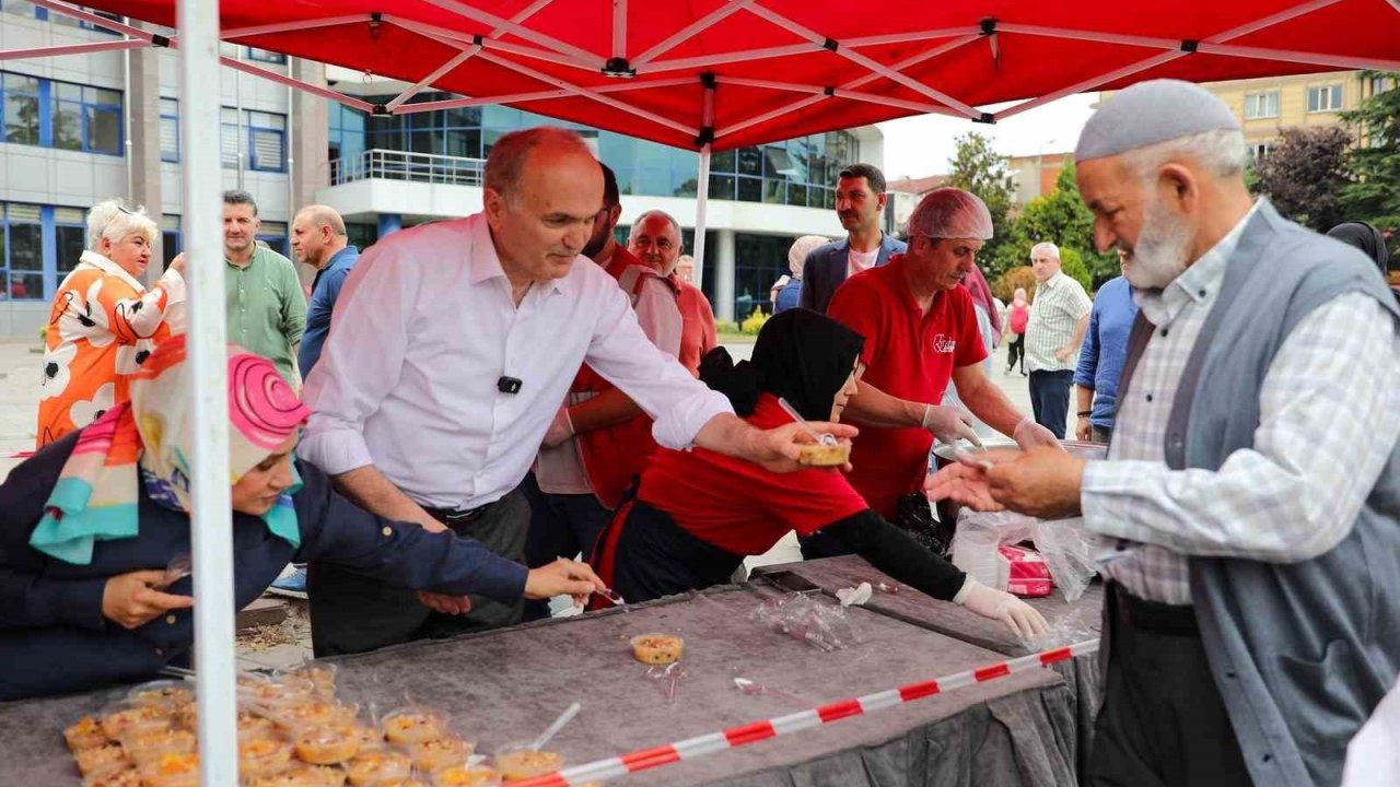 Aşurenin bereketi paylaşıldı