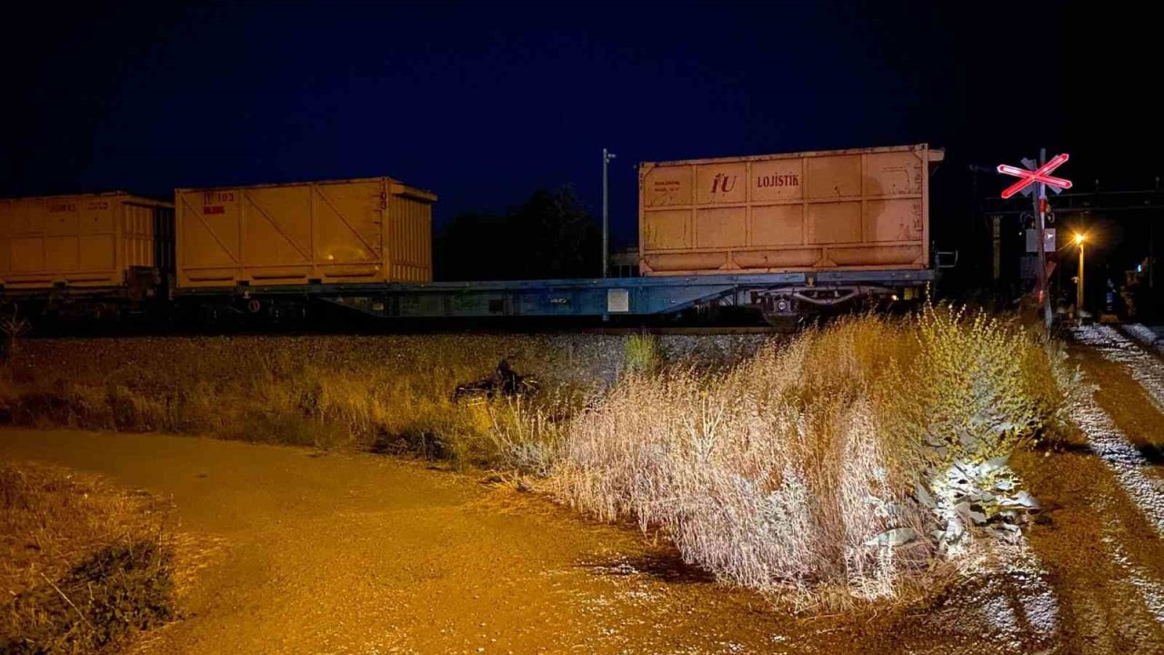 Hemzemin geçitte trenle çarpışan yaşlı motosiklet sürücüsü hayatını kaybetti