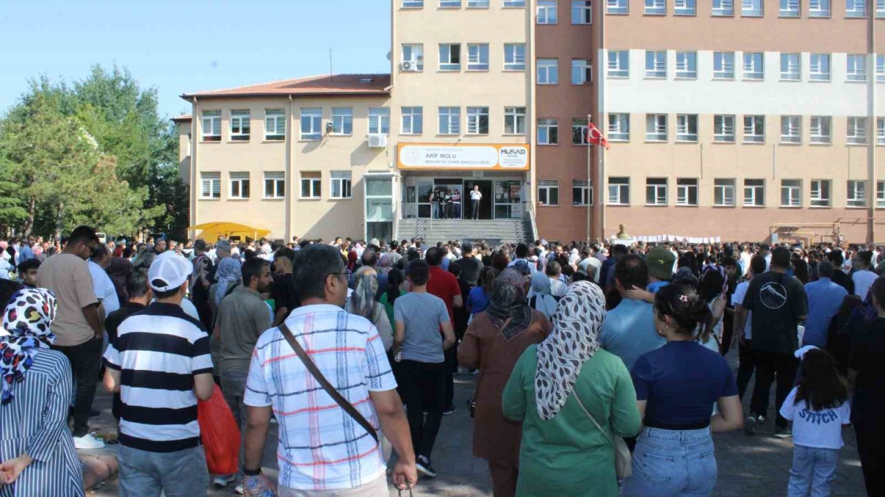 LGS’de tam puan alan 719 öğrencinin 17’si Kayseri’den