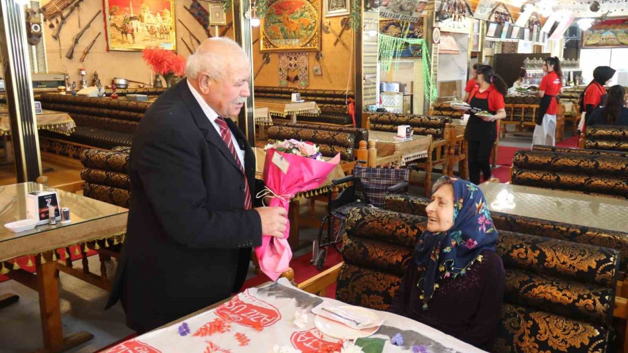 Eskişehirli çift 54 yıldır bütün zorlukları el ele atlatıp aşklarını ilk günkü gibi yaşıyor