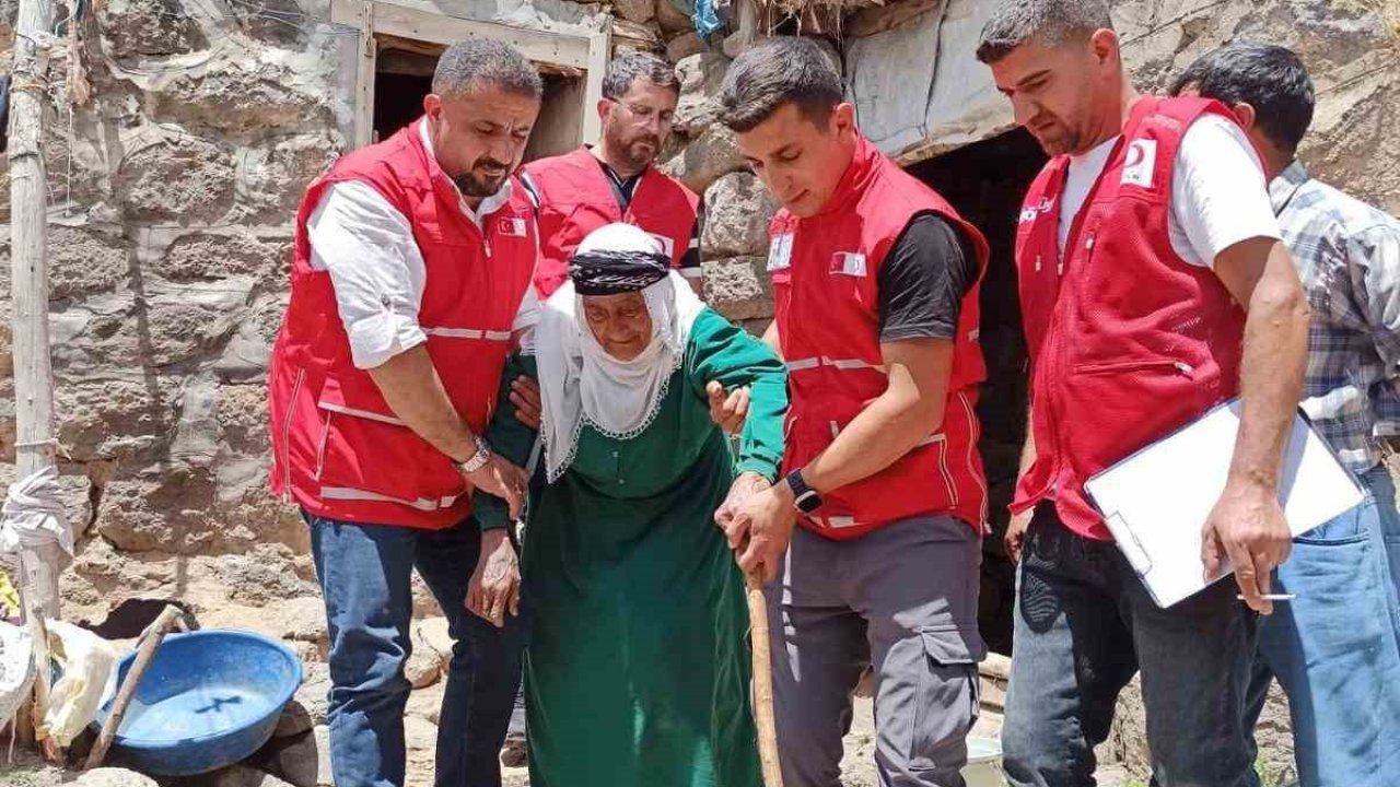 Patnos’ta 90 yaşındaki kadına Kızılay kucak açtı