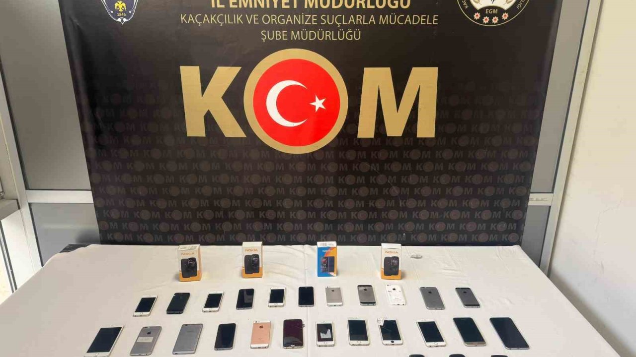 Kütahya’da 37 adet gümrük kaçağı cep telefonu ele geçirildi