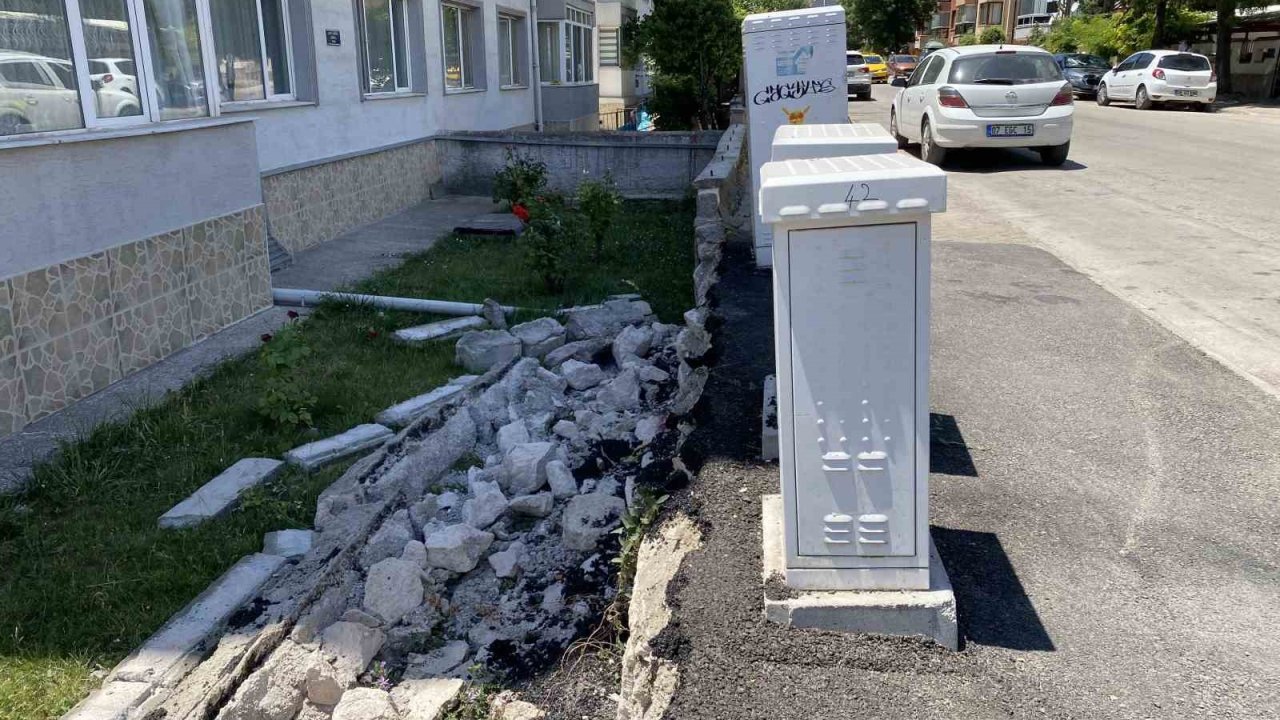 Pazarcıların kaldırıma park ettiği kamyonlar nedeniyle bahçe duvarı yıkıldı