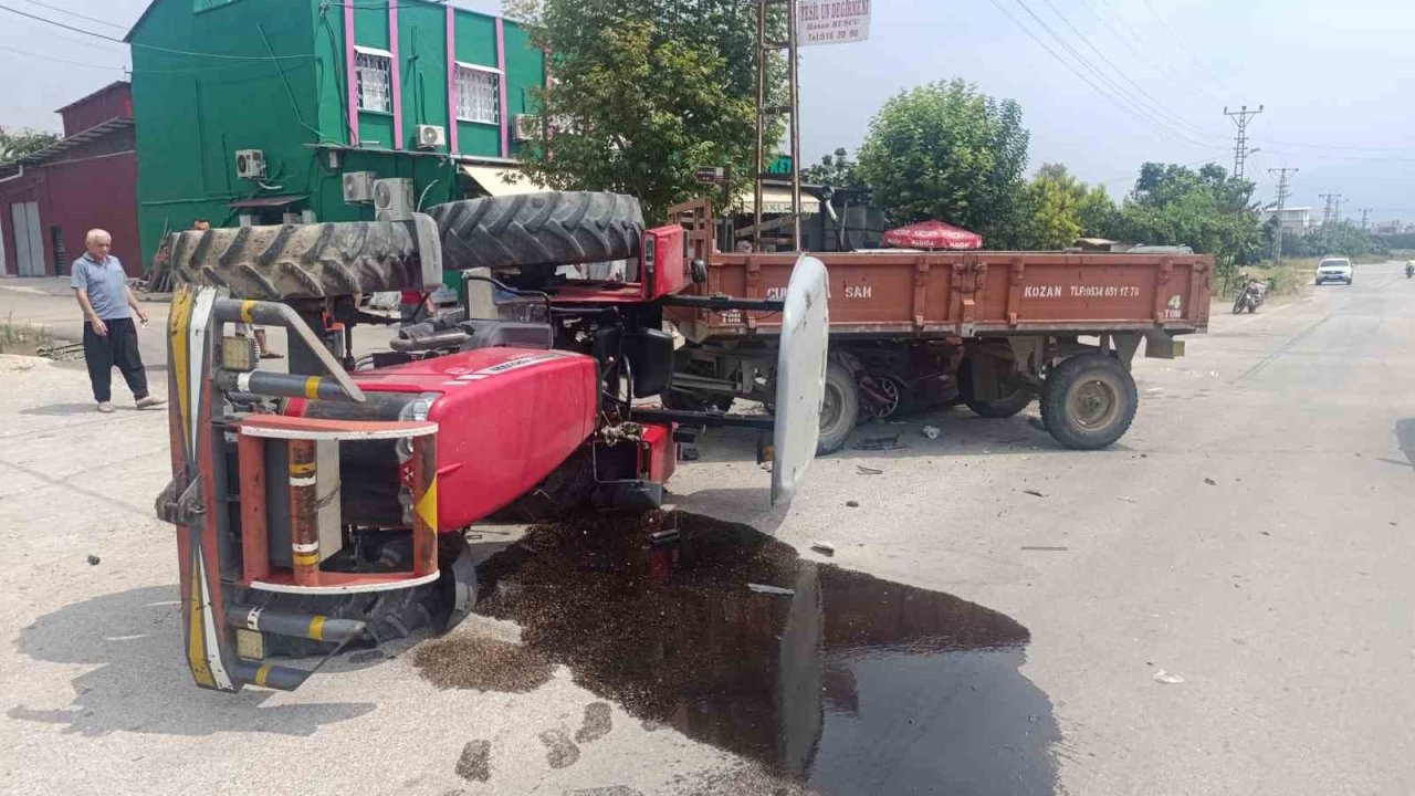 Otomobille çarpışan traktör devrildi: 2 yaralı