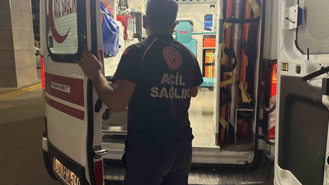 Yeğen amcasını bıçakladı