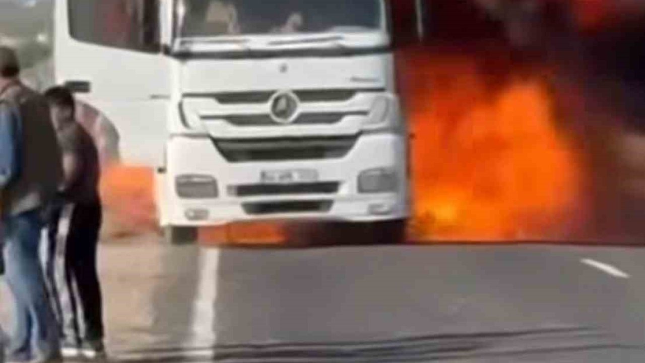 Şanlıurfa’da alev alan tır kullanılamaz hale geldi