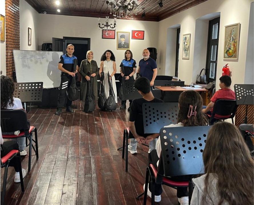 Kars'ta ÇOGEP Kapsamında bağlama kursu düzenlendi.
