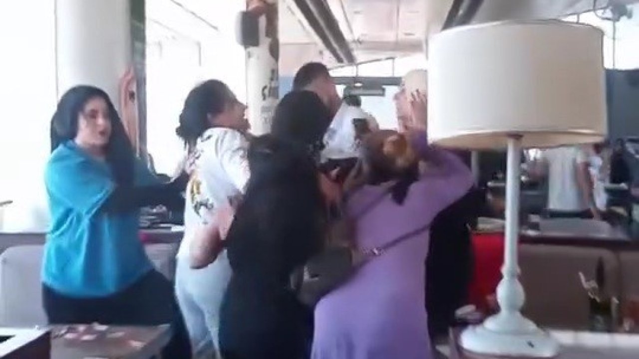 Kadınların kavgasında bardaklar havada uçuştu