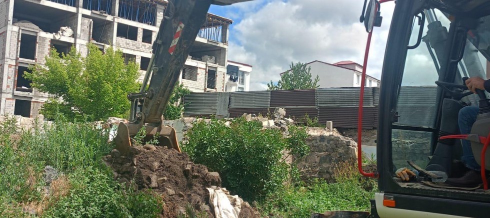Kars Belediyesi’nce Metruk Yapıların Yıkımı Sürüyor