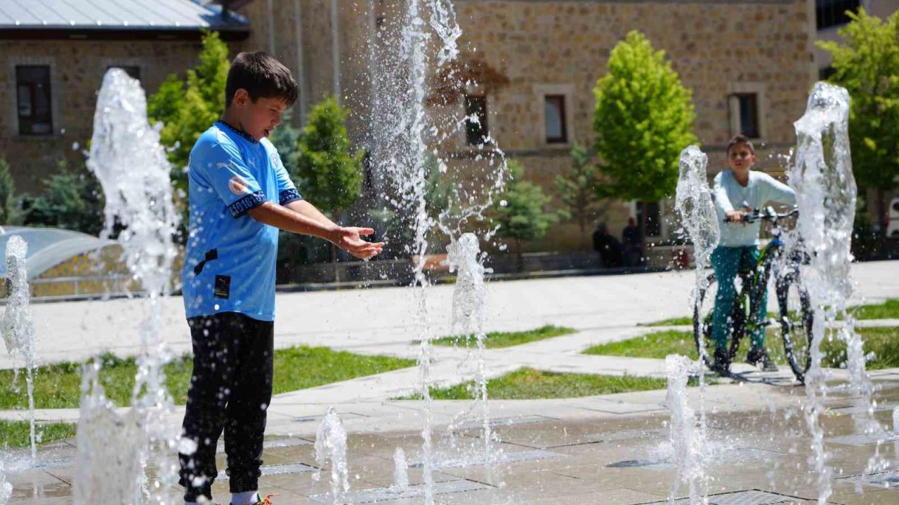 Bayburt’a yaz sonunda geldi: Kimisi fıskiyeyle ıslanarak kimisi dondurma yiyerek kimisi de çeşme başında su içerek serinlemeye çalıştı
