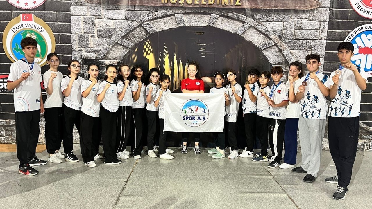 Kayserili minik Kick Boks sporcuları 4 madalya ile döndü