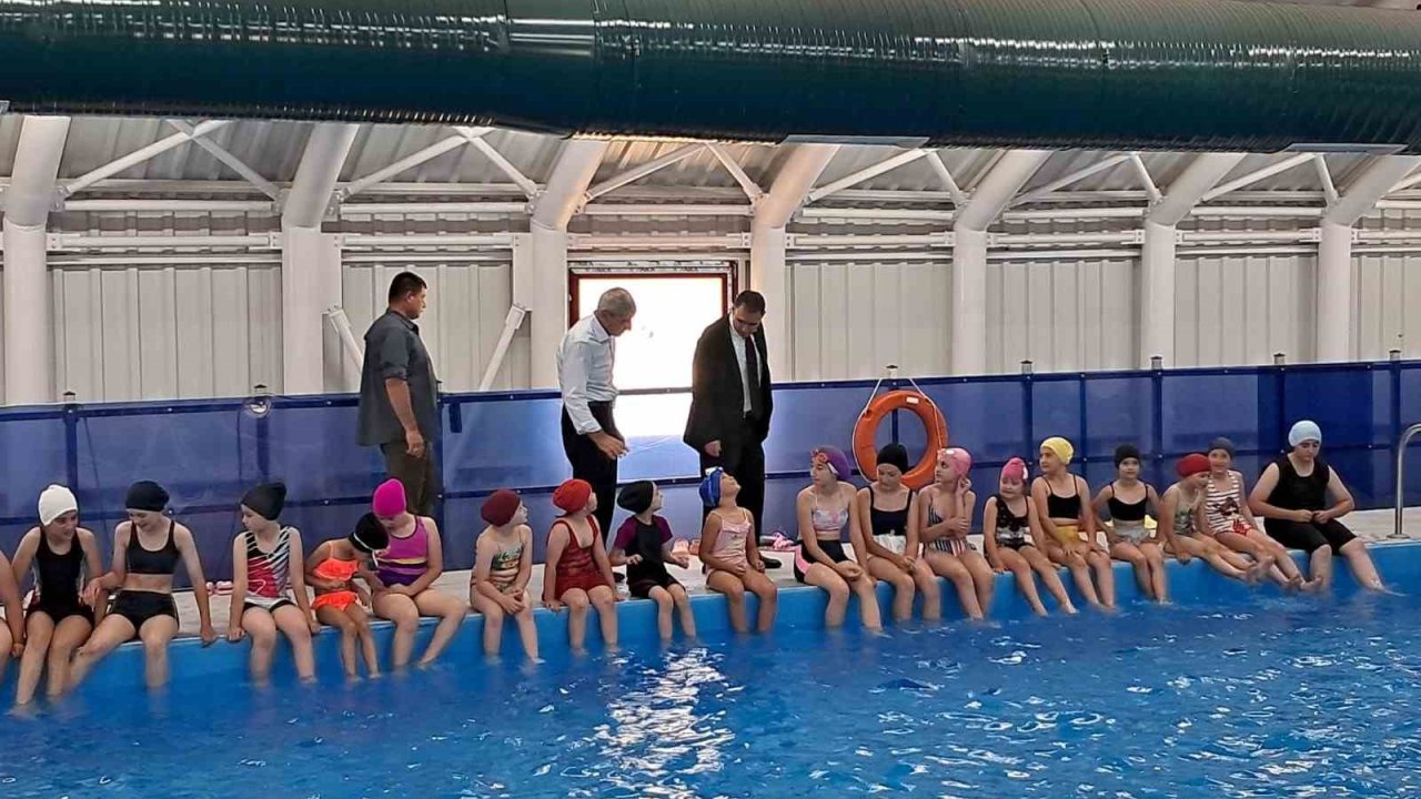 Pazaryerili çocuklar ilk defe havuzla tanıştı