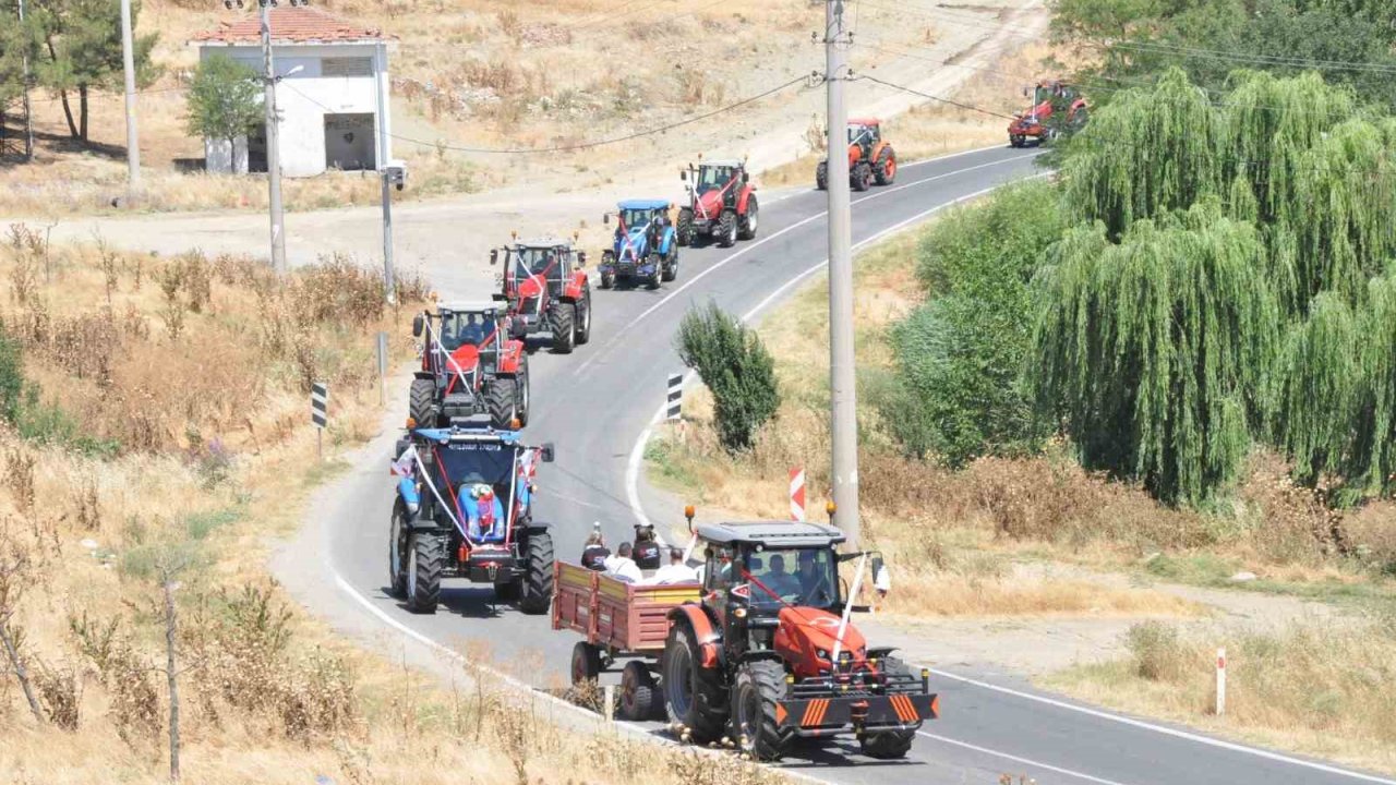 Gelin arabası traktör oldu: Konvoya 50 traktör katıldı