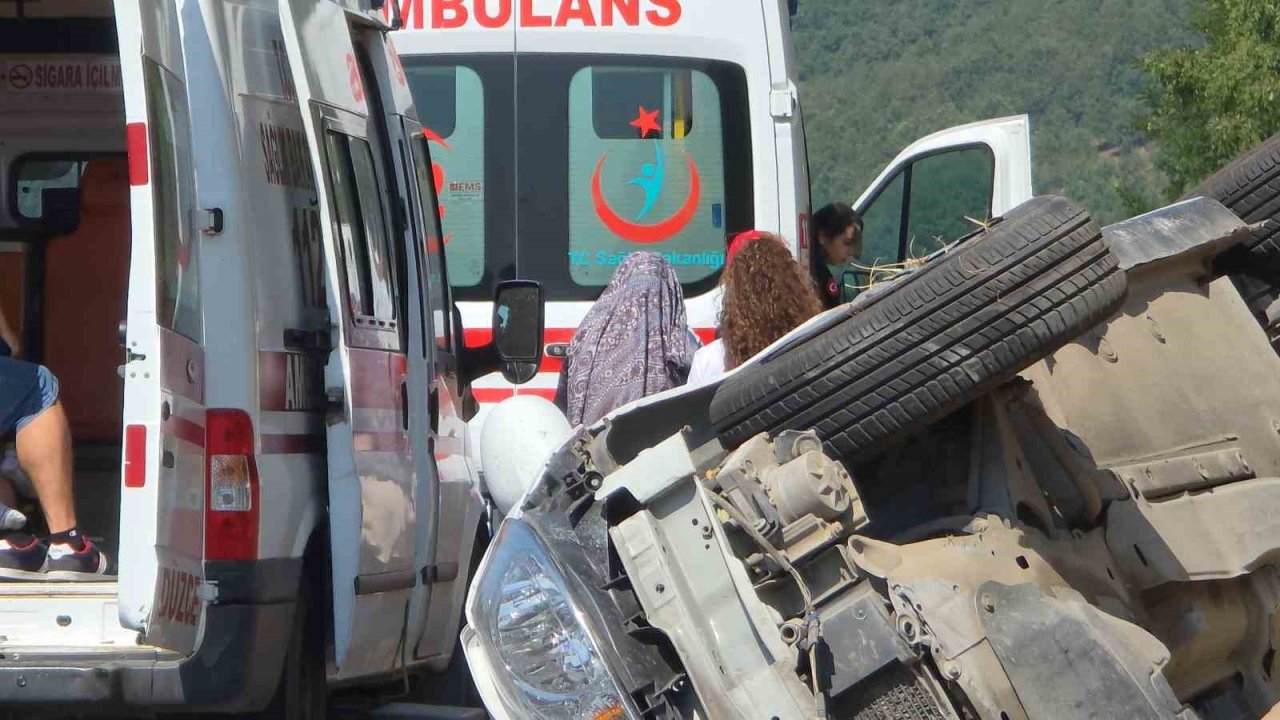Otoyolda takla atan otomobilde 4 kişi yaralandı